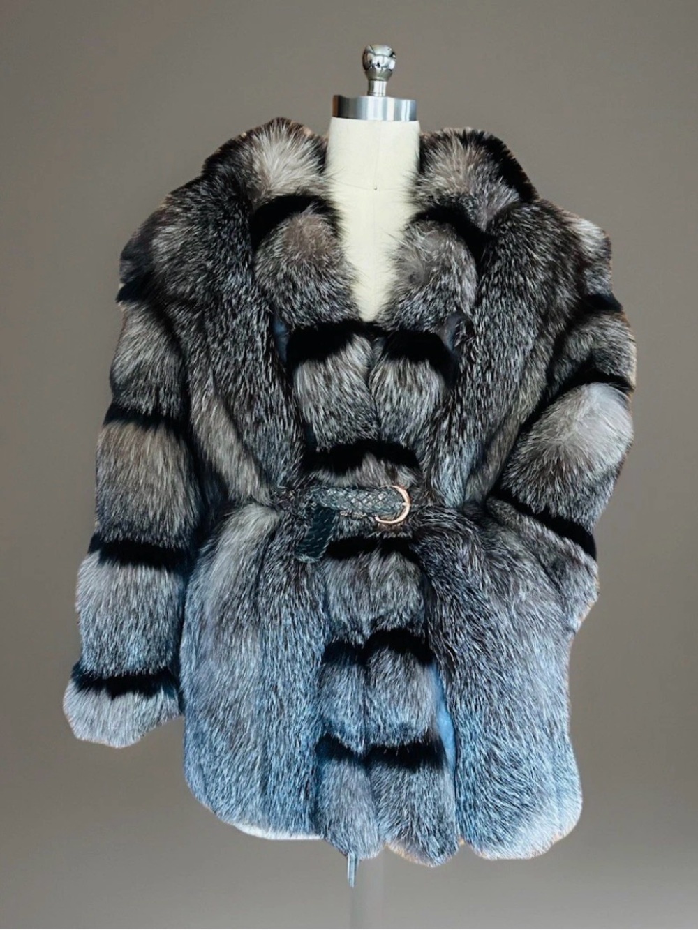 LUXURIOUS GENUINE SILVER FOX FUR COAT FLUFFY SUPPLE FLAWLESS!